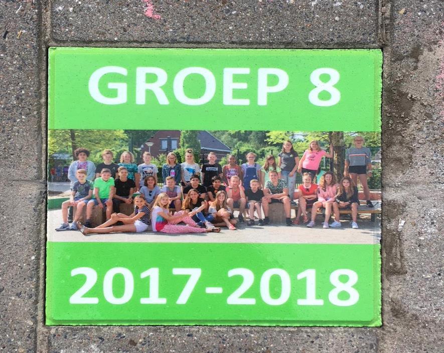 Afscheidstegel groep 8 Van de leerlingen van groep 8 van vorig schooljaar hebben we een mooie afscheidstegel gekregen. Deze is vanaf nu te bewonderen op het schoolplein!