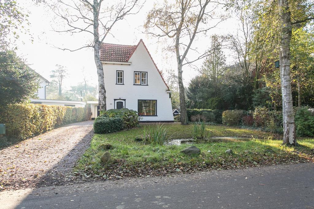 De huidige indeling van de begane grond is als volgt. Aan de voorzijde de entree met daarachter de hal met toilet, trapopgang naar de etage, deur naar de kelder en de deur naar de L-vormige woonkamer.