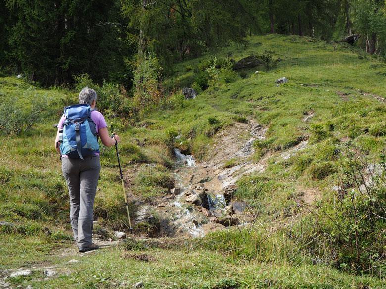 uitgenodigd om de wandelschoenen uit te trekken en onze voeten te verwennen in het koude water. Ook een voetmassage is hier mogelijk door de 'Trocken-Kneipweg' instructies op te volgen.