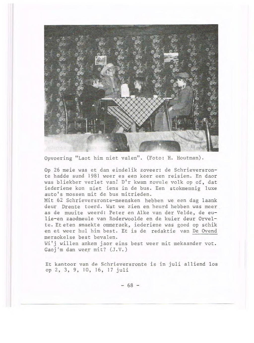 Opvoering "Laot him niet valen". (Foto: H. Houtman). Op 26 meie was et dan eindelik zoveer: de Schrieversronte hadde sund 1981 weer es een keer een reisien. En daor was bliekber verlet van!