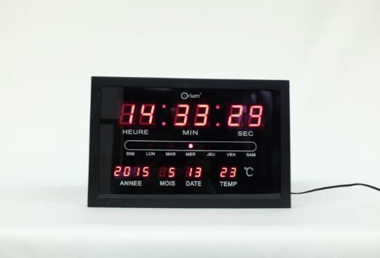 020001889 LED kalenderklok: deze klok met rode cijfers op zwarte achtergrond vermeldt de tijd, de datum en de kamertemperatuur in C. Klok is uitgevoerd met FRANSE ondertiteling.