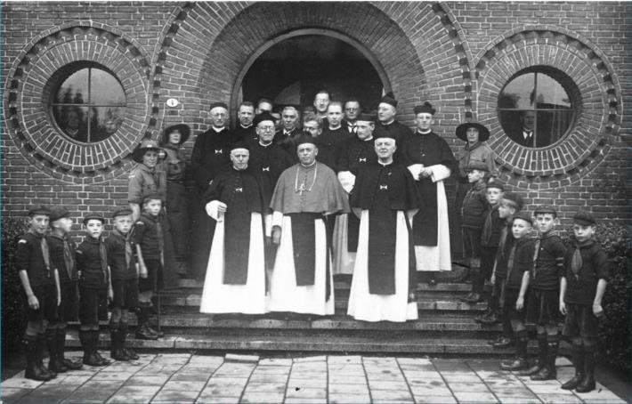 Na de plechtige kerkconsecratie op 3 mei 1927 kende de parochie een sterke groei. In zeer korte tijd kwam een bloeiend parochieleven tot ontwikkeling. Zo waren er het St.