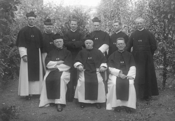 Op de onderstaande foto van het convent in Rotterdam tijdens het jaar 1934-1935 bemerkt men zittend van links naar rechts Johannes Wilhelmus Verhagen (18701936), Wilhelmus Hermanus Mulder (18781960)