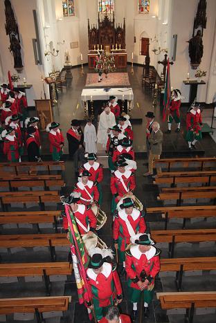 Lector van dienst, Gerard Swinkels, werd later op de dag de nieuwe koning. ( foto s Annelies Verhagen) Het Gregoriaans koor op bezoek bij de Heilige Eik in Oirschot.