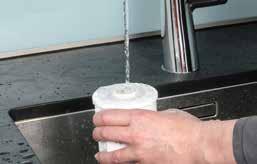 Houd het bijgeleverde teststrookje 1 seconde in een glas met koud leidingwater. 2. Lees na een minuut de waterhardheid af. 3.