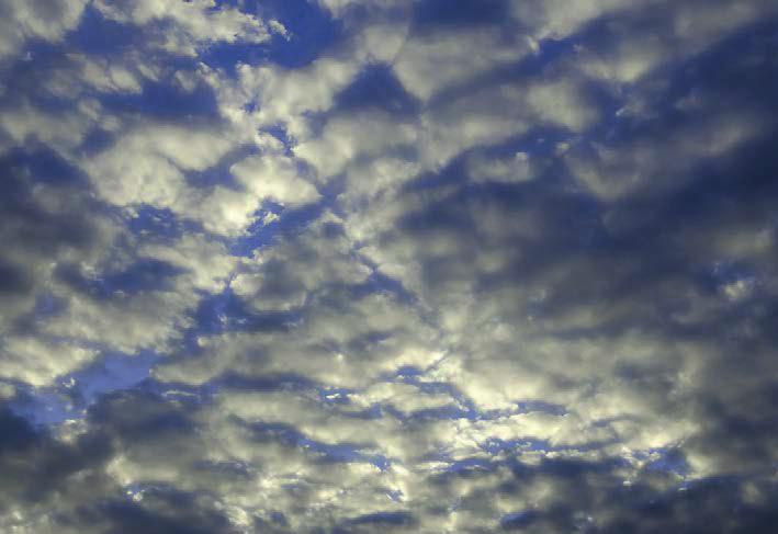 Grauwgrijze golfwolk De hemel is meestal helemaal bedekt met afwisselend