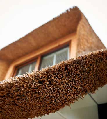 De traditionele bouw en elementen als Lariks houten spanten met zichtbare houten verbindingspennen, grote raampartijen, robuuste rieten kappen en donker gebeitst hardhout zorgen voor een