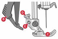 Quilten 2.1 6 Schakel het ITD systeem (B) uit. Verwijder de standaard naaivoet (C). Draai voorzichtig de schroef (D) los totdat het kruisvormige gat (E) toegankelijk is.