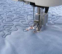 Quilten 2.1 14 15 16 17 18 19 De verende naaivoet gaat bij elke steek omhoog en omlaag om de stof op de steekplaat te houden terwijl de steek wordt gemaakt.