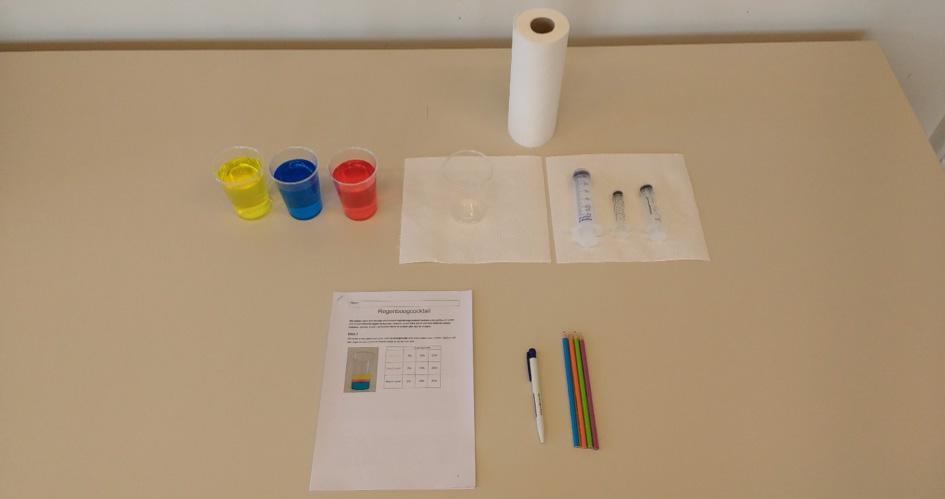OPDRACHT REGENBOOGCOCKTAIL Instructies voor de leerlingen: We willen voor een feestje een mooie regenboogcocktail maken met gekleurd water.