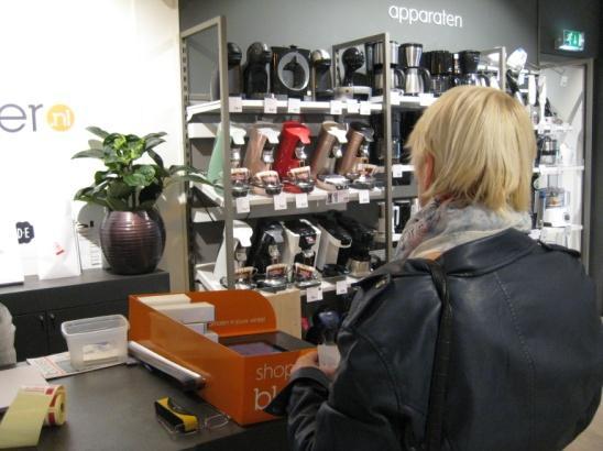 facilitaire dienst en zijn auto vol Limburgse boodschappen, Marijke van de coördinatie, Frank de lotenman met zijn hulpje en Marianne en Joop naar het gebouw.