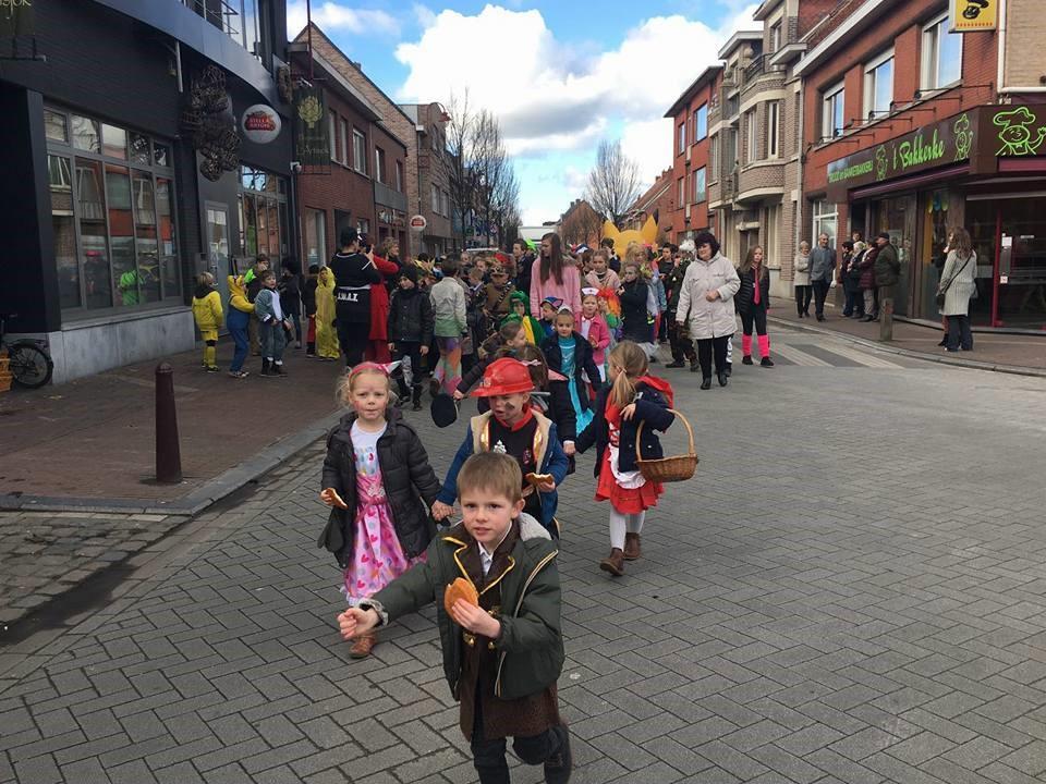 WAT STAAT ER NOG OP HET PROGRAMMA Carnaval in t Dorp In februari is het weer zover, dan gaan de kinderen van de scholen in Sint- Lenaarts weer op