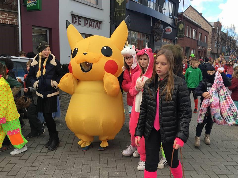 Naar jaarlijkse gewoonte trakteert Unizo Sint-Lenaarts, de kinderen op een lekkere wafel, om de hongerige magen na hun lange tocht lekker te spijzen.