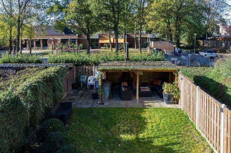 achtertuin met terras voorzien van