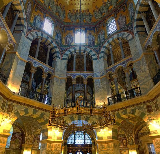 vroegchristelijke basilika-vorm bleef inspiratiebron, maar vooral als ideaal. In de praktijk waren de kerken klein met een zaalvorm en lichte bouwmaterialen. In enkele gevallen, bijv.