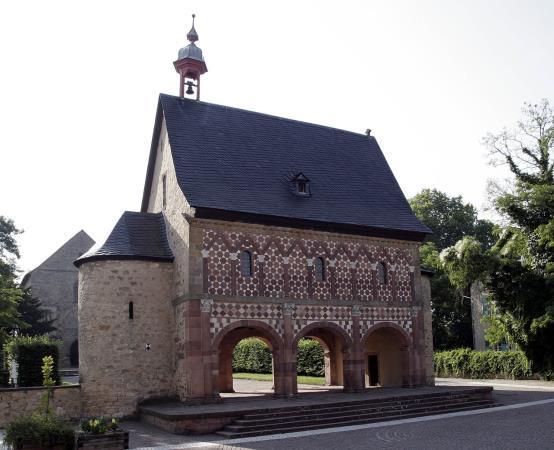 De kloosterkerk van Centula (St. Riquier) in Noord-Frankrijk of Corvey a/d Weser in Duitsland zijn de beste voorbeelden van Karolingische kerken met een westwerk.