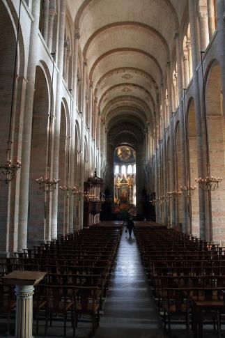 De kerk van Santiago de Compostela was in de middeleeuwen één van de belangrijkste pelgrimsbestemmingen. De plattegrond voldeed aan hetzelfde concept als de kerk van Toulouse.