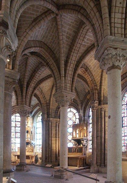 De pijlers binnen de kerk fungeren daarbij meer als dragers van het gewelf dan als afscheidingen tussen de traveeën, zodat de verschillende ruimten van de kerk vloeiend in elkaar overlopen.