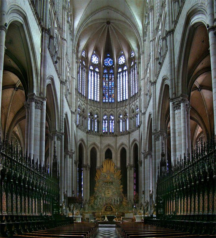 de tribune achterwege werd gelaten en de opstand gereduceerd tot 3 verdiepingen. De opstand met hoge arcaden, een laag triforium en een lichtbeuk betekende een enorme verheldering en vereenvoudiging.