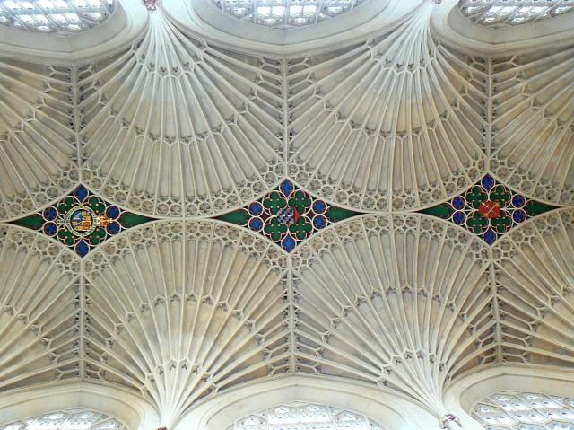 kathedraal van Wells heeft een palmbladmotief met 32 ribben die aan een centrale zuil ontspringen.