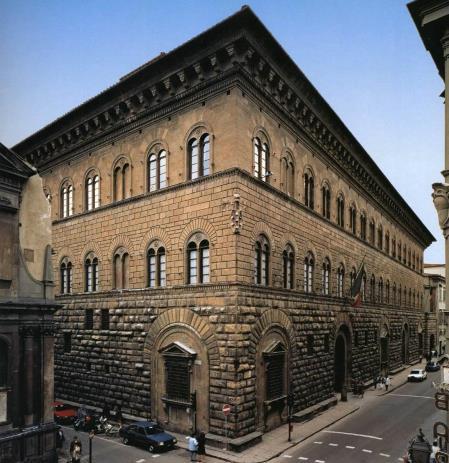 Brunelleschi kreeg in 1419 van Lorenzo de Medici opdracht voor de bouw van de S. Lorenzo. De plattegrond van de basilica met transept laat een symmetrisch en regelmatig ontwerp zien.