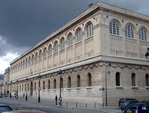 universiteitsgebouwen, bouwwerken voor openbaar bestuur enzovoort. De Opera in Parijs, gebouwd door Charles Garnier, is een goed voorbeeld van dergelijke imposante architectuur.