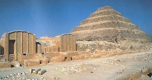 de oorsprong van de monumentale architectuur in de vormen van de lokale architectuur. Het Oude Rijk, 3e-6e dynastie, wordt uiterlijk gekenmerkt door de gigantische piramidegraven van de koningen.