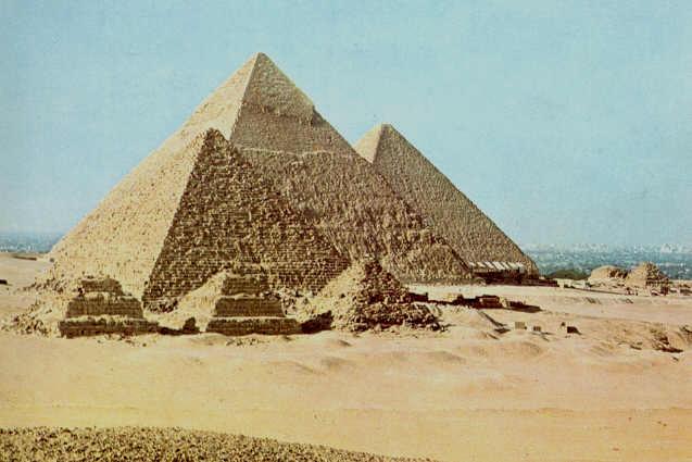 Met het begin van het Middenrijk in de 21 e eeuw v. Chr. en de verplaatsing van het machtscentrum van Memphis in het noorden naar Thebe in het zuiden eindigde de bouw van de koninklijke piramiden.