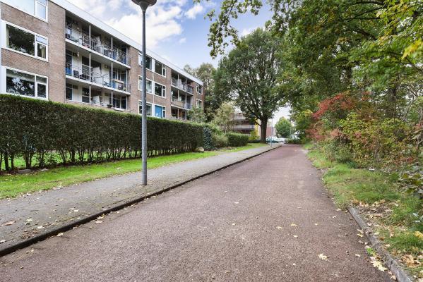 Het appartement is grotendeels voorzien van kunststof kozijnen met dubbelglas, en heeft een