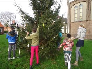 ! Stralende sterren Op initiatief van de dorpsraad zijn op school mooie sterren (met wensen er op) gemaakt die op donderdag 17 december in de kerstboom aan de Ring zijn gehangen.