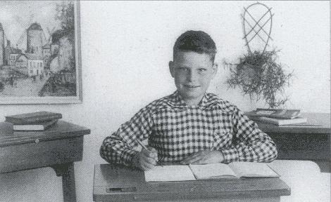 Leerling van de tweede klas op de Sint-Antoniusschool te Nijmegen, 1958.