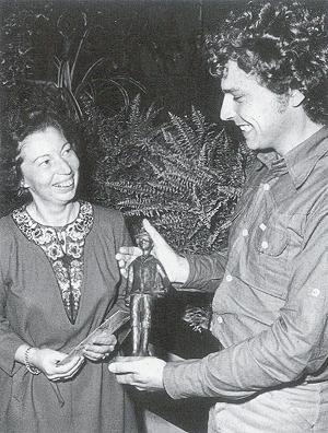 Met de weduwe van S. Vestdijk bij de uitreiking van de Anton Wachterprijs voor zijn debuutbundel Bouwval, Harlingen 24 september 1977.