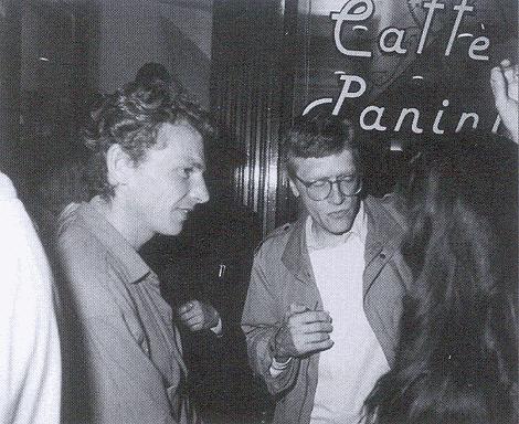 Met Nicolaas Matsier voor Café Panini in Amsterdam bij de viering van het vijfjarig bestaan van Uitgeverij Tabula, zomer 1987. FOTO FERRY ANDRÉ DE LA PORTE.