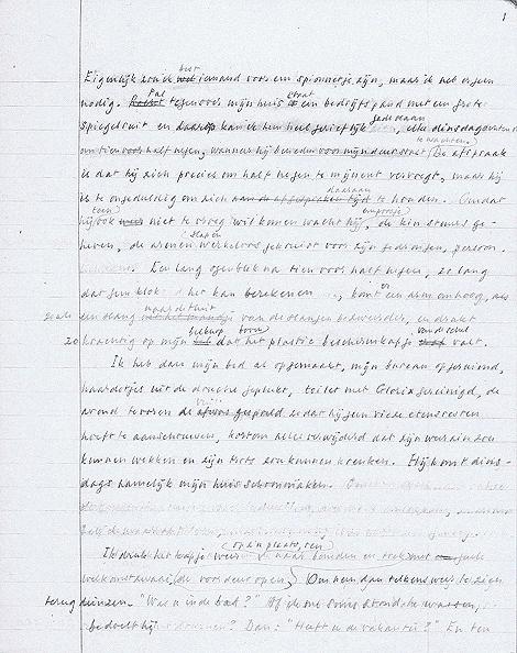 65 Potloodhandschrift in cahier van het begin van het verhaal Buitenlandse dienst, gepubliceerd in Namen en gezichten (1983). Enkele regels zijn gedeeltelijk weggegumd.