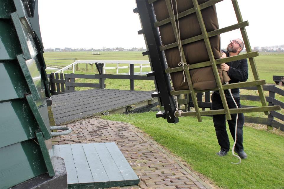 daags na de officiële opening na zijn restauratie, ben ik gaan kijken. Het bestuur zocht nog een molenaar, had ik tot mijn vreugde gezien.