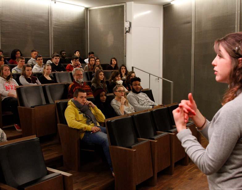 OP MAAT HOGER ONDERWIJS Kazerne Dossin biedt een waaier aan vormingen en bezoekformules op maat van studenten: een introductie in herinneringseducatie, een interactief bezoek met nadruk op