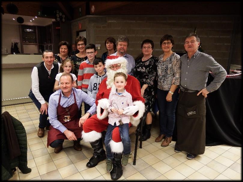 Molenpark kerstfeest tekst: Ferdy Mabbe foto: Joseph Himpe De feestvierders waren al rond 19 uur in groot aantal te voet vertrokken naar het SOB voor het traditioneel kerstfeest van de wijk het