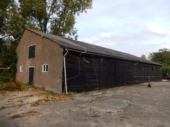 gebruik zijn al garage en als bergruimte. Dit gedeelte is voorzien van een houten zolder.