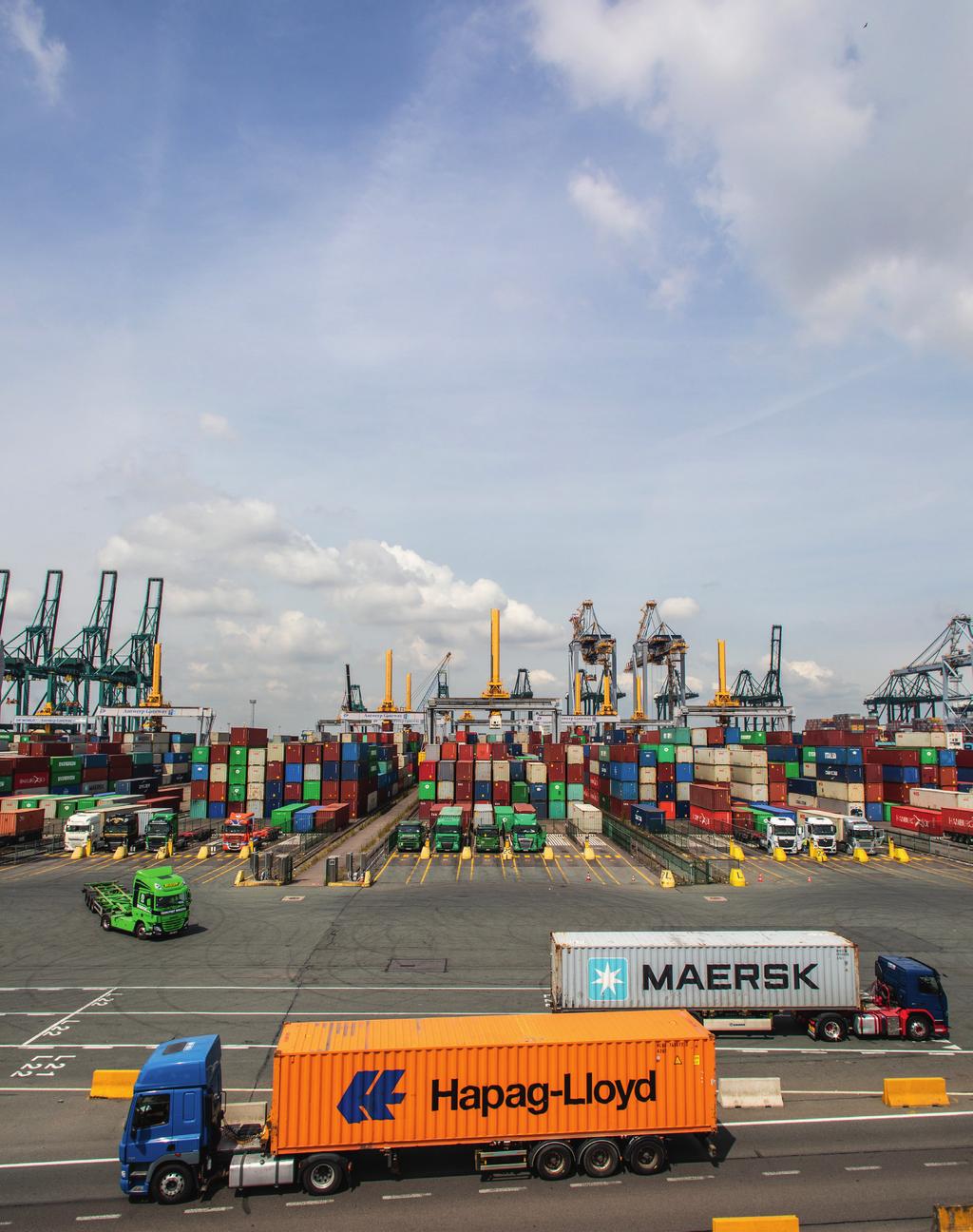 4 MOBILITEIT Minder containers op de weg. Véél meer op spoor en binnenvaart. De Antwerpse haven verwerkt elk jaar tien miljoen TEU containers (TEU = standaardcontainer 20 voet).