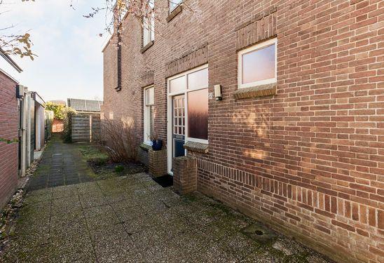 Charmante hoekwoning met uitgebouwde keuken en bijkeuken Woont u graag op loopafstand van het gezellige, historische centrum van Voorschoten? Dan hebben wij deze charmante woning voor u!