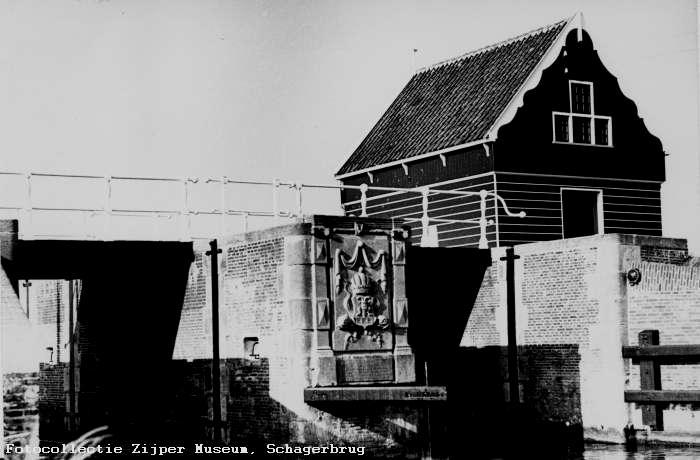 Resten van de spoorbrug (1970) Jacob Claessesluis (1809) Abtskolk Sluisje Philips II gaf al opdracht om een sluis te bouwen in de Oude Schoorlse Zeedijk en in 1566 werden