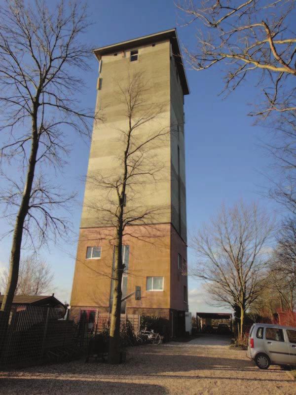 afbeelding 2: foto watertoren gezien vanaf parkeerplaats op terrein Smeulders Sinds de aankoop door Smeulders in 1988 is de watertoren fasegewijs opgeknapt, gerestaureerd en intern verbouwd naar