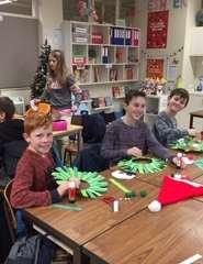 Kerstkaarten voor Ziekenzorg Traditioneel bezochten de leerlingen van het 6 de leerjaar Ziekenzorg tijdens hun jaarlijks kerstfeest. De leerlingen knutselden vooraf in de klas mooie kerstkaarten.