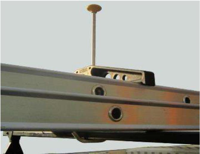 Dankzij een cilinderslot is de ladder bovendien beveiligd tegen diefal. DESIGN - Vervaardigd uit robuue composietmaterialen. EENVOUDIGE MONTAGE - 5 x sneller dan andaard ladderklemmen.
