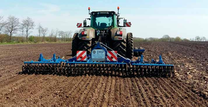 gedeeltelijk alleen zand en dan weer veenachtig. Voor onze cliënten doen wij zaaibedbereiding voor maïs zaaien. De grond wordt bijna uisluitend geploegd, echter zonder vorenpakker.