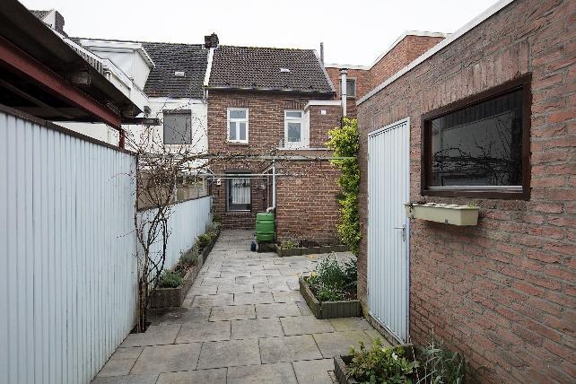 terras en bloembakken. Vanuit de tuin is de garage toegankelijk van ca.