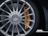 Mercedes-AMG. AMG-techniek/AMG Performance tdio Keramisch AMG-remsysteem Met composietremschijven 42 x 4 mm voor en 36 x 32 mm achter, speciaal gelakte remklawen met opschrift AMG Carbon Ceramic.