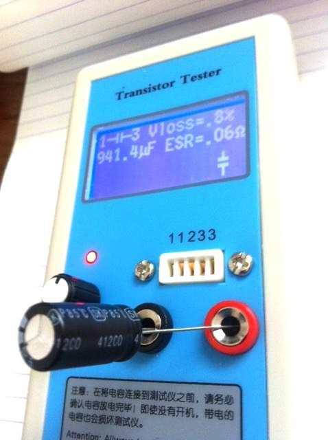 Afbeelding: een nieuwe elco van 1000 uf uitgemeten met de componenten tester Ik soldeer de nieuwe elco in het bord, sluit de spanning aan, en meet 5,2V stabiel.