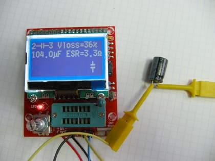 van de condensator. In de praktijk kan men deze slechte condensatoren visueel snel herkennen aan het uitpuilende electroliet of een ferme bult bovenop de condensator.