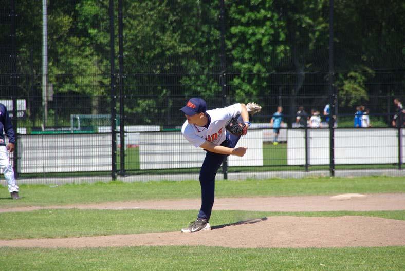 Jaargang 13, nummer 18 Pagina 5 Dubbele winst voor Junioren Topklasse honkbal bij Neptunus Matthew de Permentier als pitcher in actie.